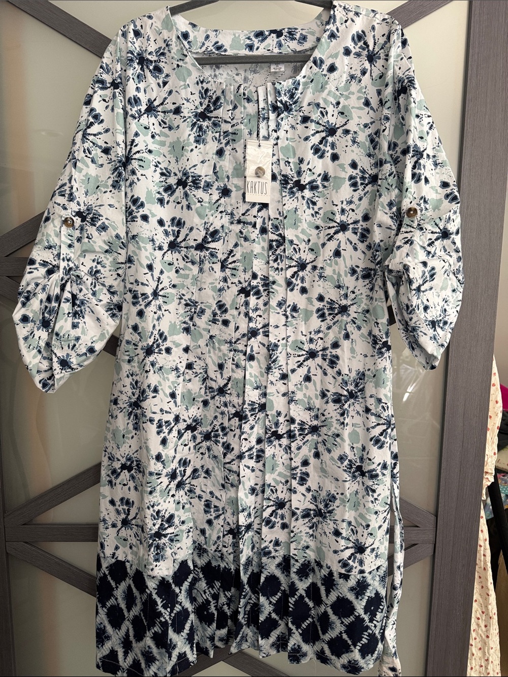 Kaktus Men’s White Navy & Mint Floral Button-Down Shirt